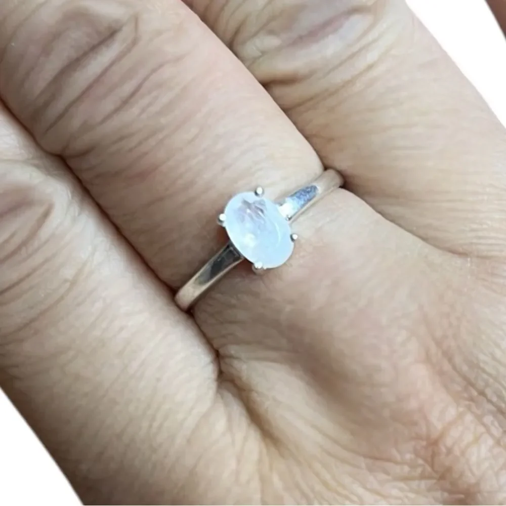 925 Sterling Silver this elegant